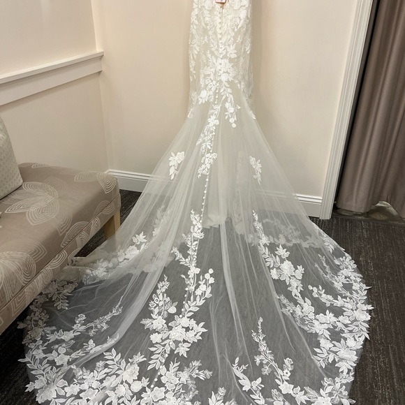 ALLURE A1212 Wedding dress NWT never been altered includes veil - Picture 8 of 14